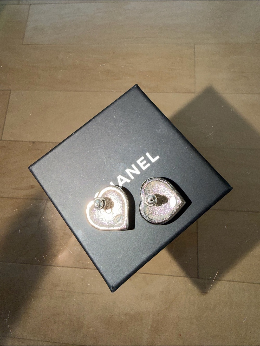 CHANEL Silver pearl heart Logo CC Crystal Earrings - Picture 8 of 10